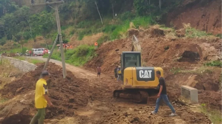 Sempat Tertutup Longsor, BPBD Magetan Bersihkan Material dan Buka Kembali Jalur