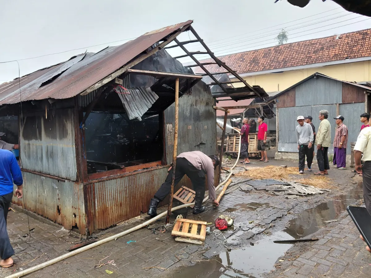 Diduga Korsleting, Kebakaran di Pasar Tambelangan Sampang Hanguskan Tiga Lapak 