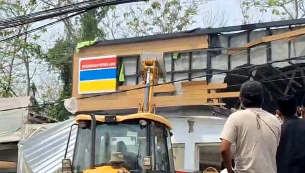 Bawa Alat Berat, Massa Bongkar Bangunan Indomaret yang Ditolak Warga Pamekasan