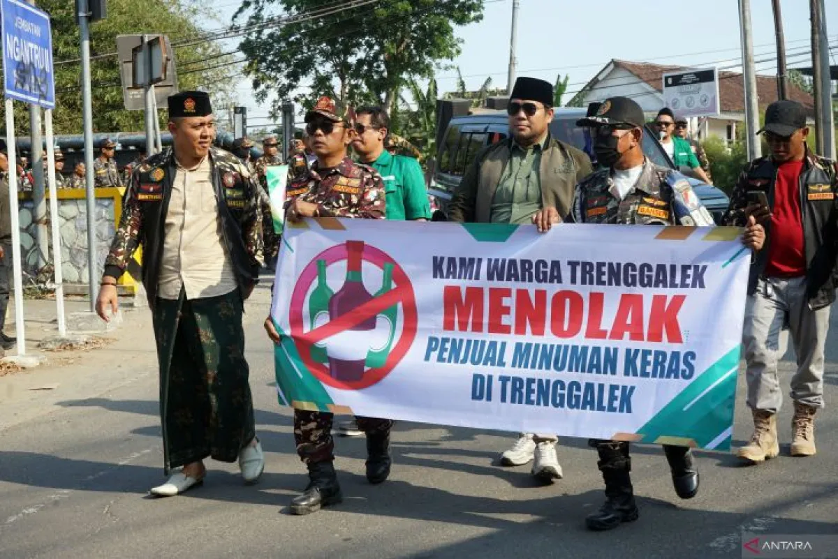Belum Berizin, Satpol PP Trenggalek Segel Gerai Minuman Beralkohol Sari Jaya