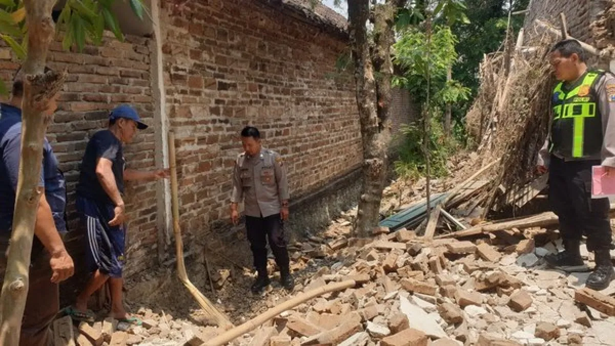 Nahas, Warga Magetan Tewas Tertimpa Reruntuhan Saat Bongkar Rumah Kosong