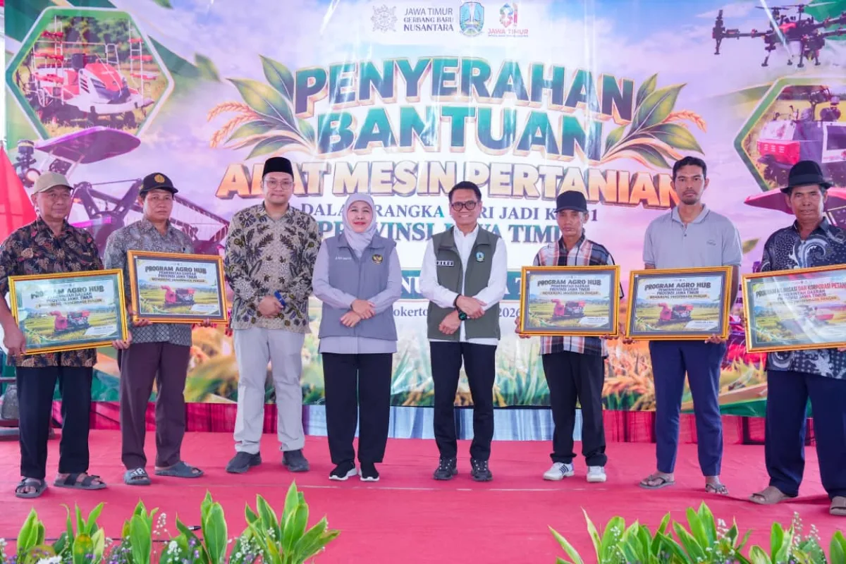 Gubernur Khofifah Salurkan Alsintan untuk Tingkatkan Produktivitas Petani Mojokerto