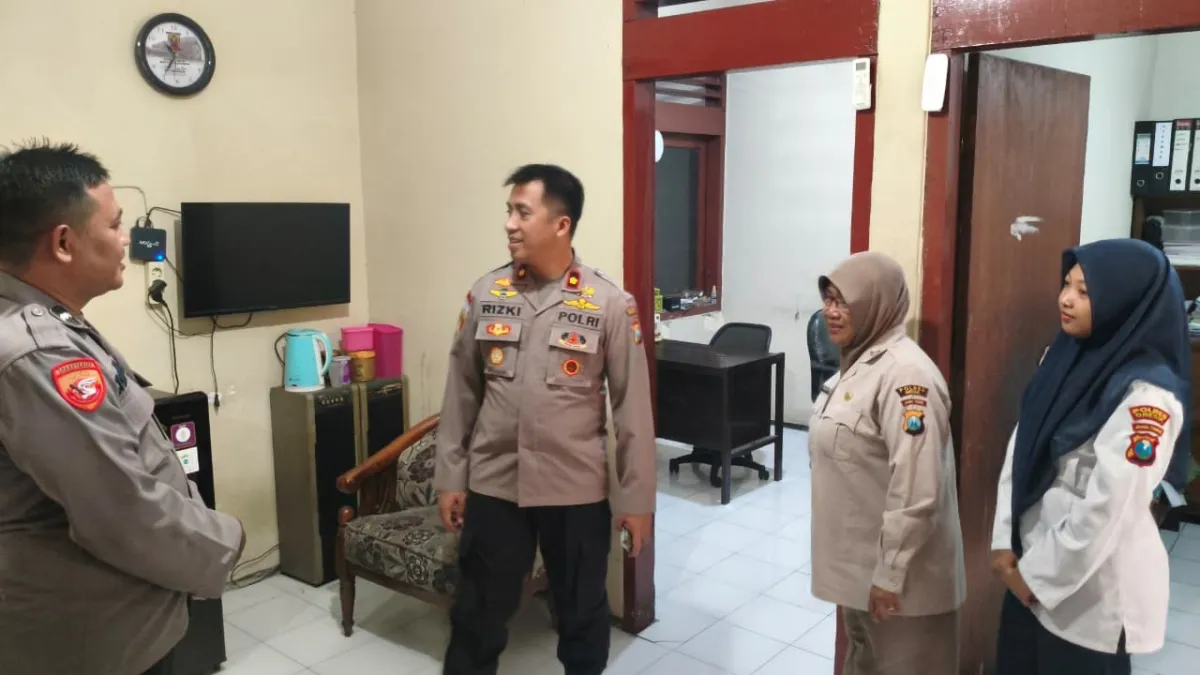 Wakapolres Gresik Cek Pelayanan Polsek Kebomas, Tekankan Polisi Harus Responsif