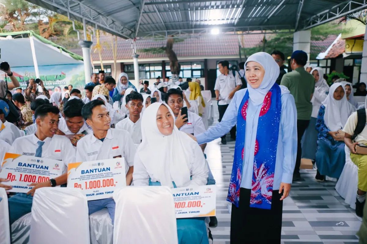 Gubernur Khofifah Salurkan Bantuan Afirmasi Pendidikan untuk 450 Murid di Madura Raya