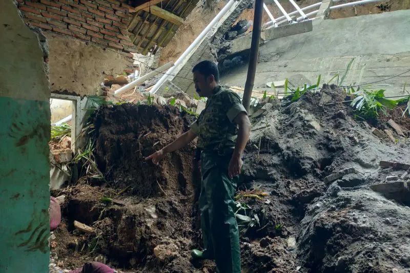 Longsor Terjang Rumah di Pronojiwo Lumajang, Bapak dan Anak Tewas