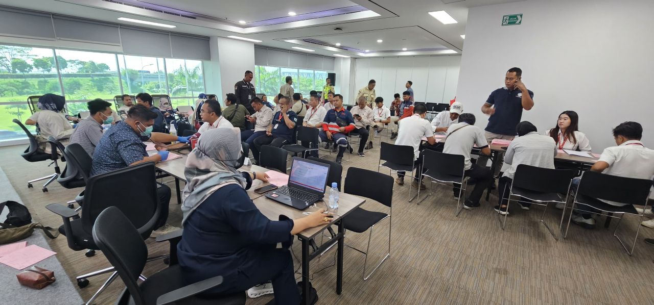 Jaga Stok Darah Awal Tahun, Ratusan Karyawan KEK JIIPE Gresik Gelar Aksi Donor Darah