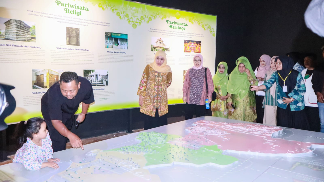 Naik Bus Trans Jatim, Gubernur Khofifah Ajak Cucu Berkunjung ke Wisata Edukasi Digital GUS