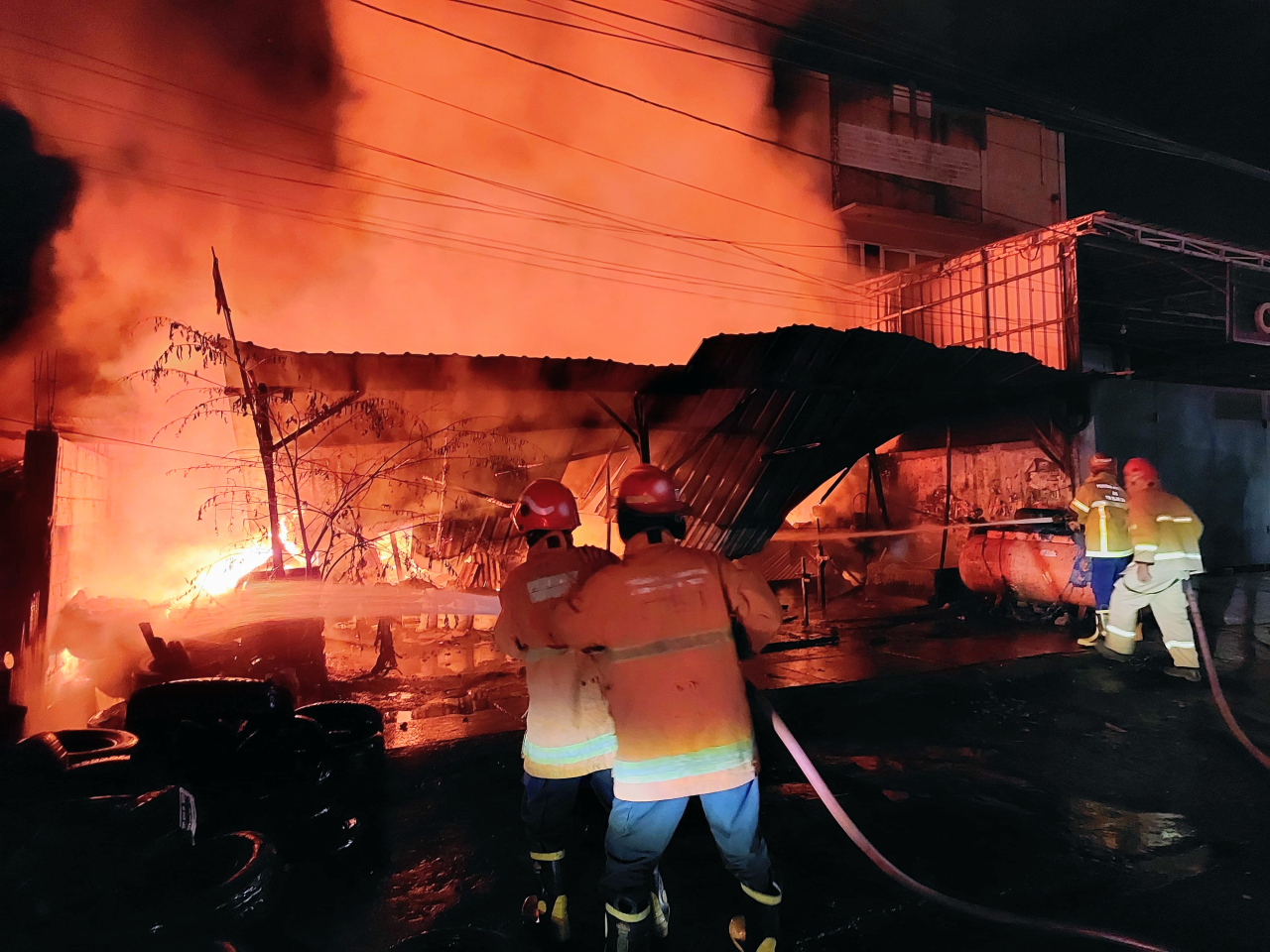 Lupa Matikan Kompor, Bengkel Tambal Ban di Menganti Gresik Terbakar, Dua Motor Hangus