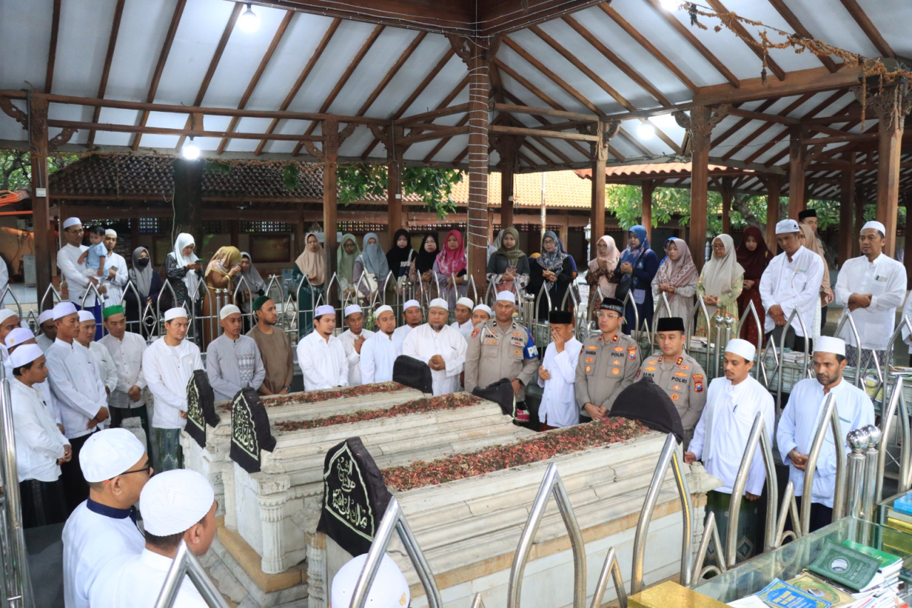 Kapolres Gresik Lakukan Ziarah Religi ke Makam Wali, Perkuat Silaturahmi dengan Tokoh Agama