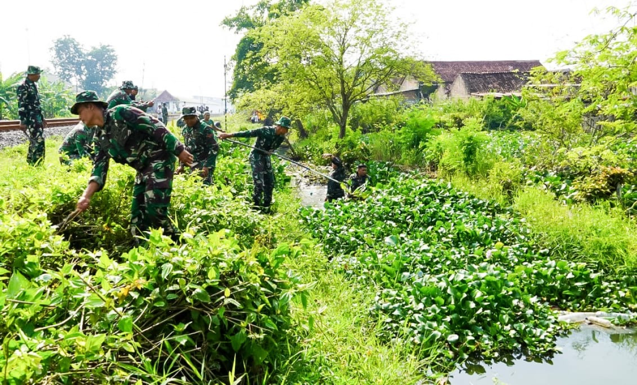Antisipasi Banjir, TNI dan Warga Sukorejo Gotong Royong Bersihkan Sungai Avur