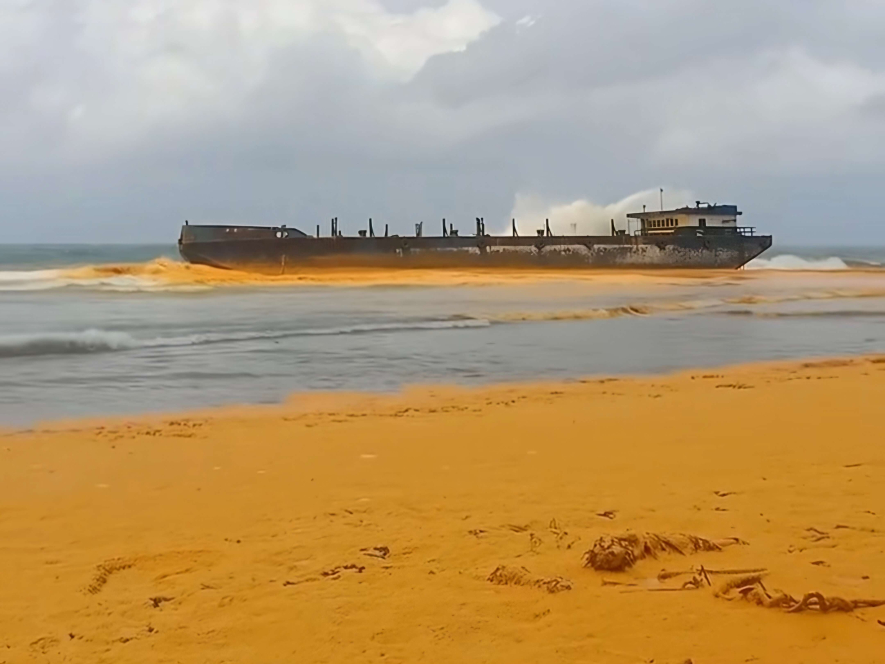 Tumpahan Diduga Minyak CPO Cemari Pesisir Pantai Gili Iyang Sumenep