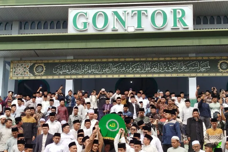 Ribuan Pelayat Antar Pemakaman Pemimpin Ponpes Gontor Ponorogo