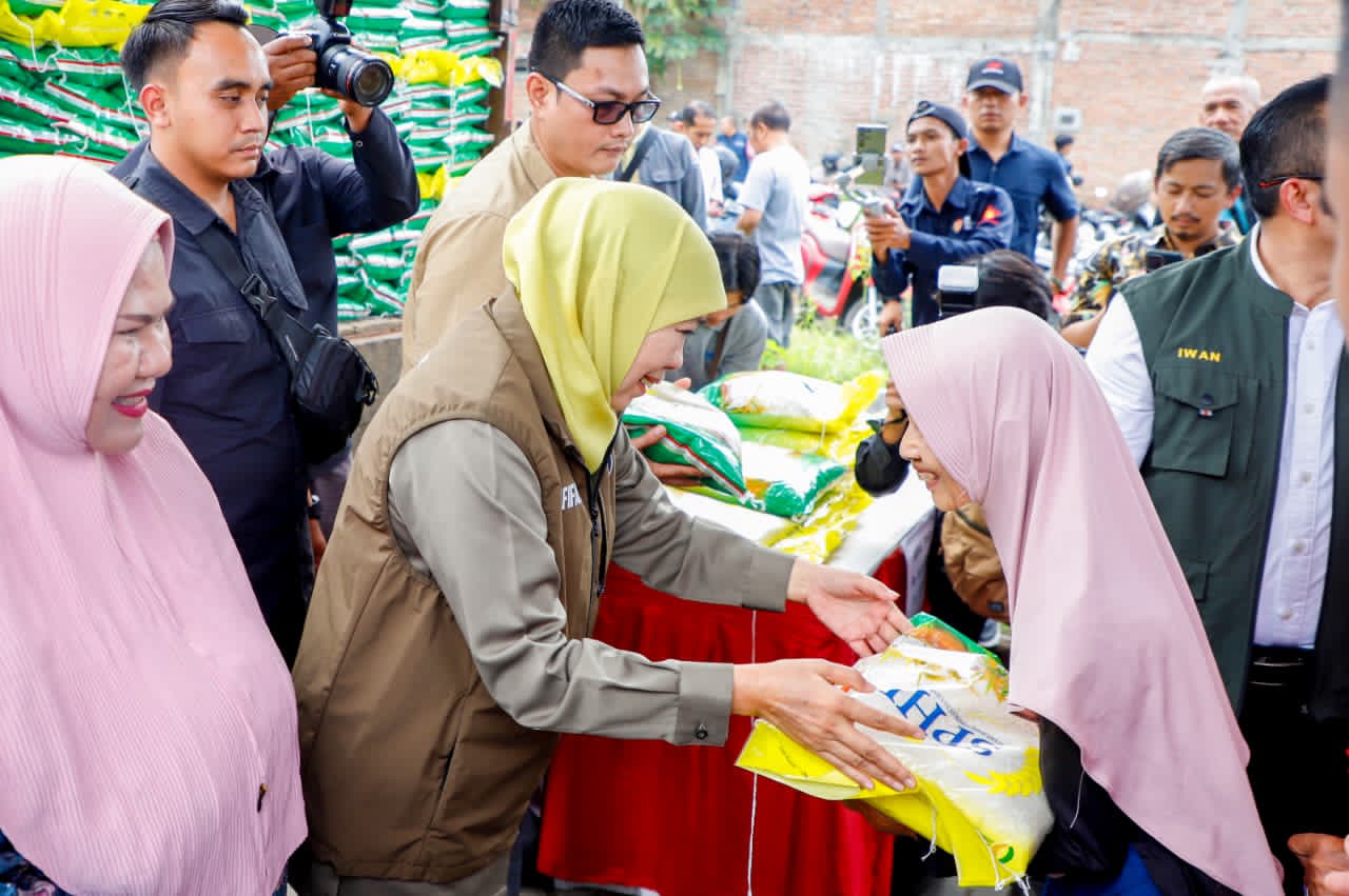 Gubernur Khofifah Gelar Pasar Murah di Sumbersari Jember
