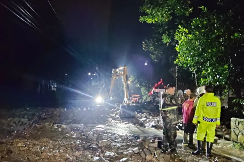 Banjir dan Longsor Serang Trenggalek, Warga Terjebak Akses Terputus