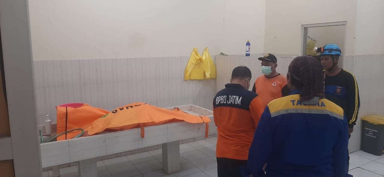 Heboh! Mayat Pria Tanpa Identitas Mengambang di Sungai Sampean Lama Situbondo
