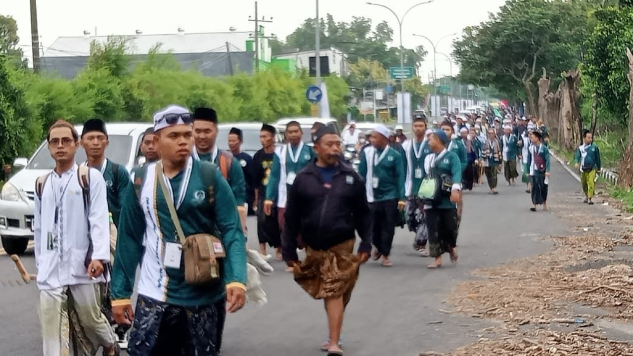 Ribuan Jamaah Jalan Kaki Napak Tilas Pendirian NU di Bangkalan