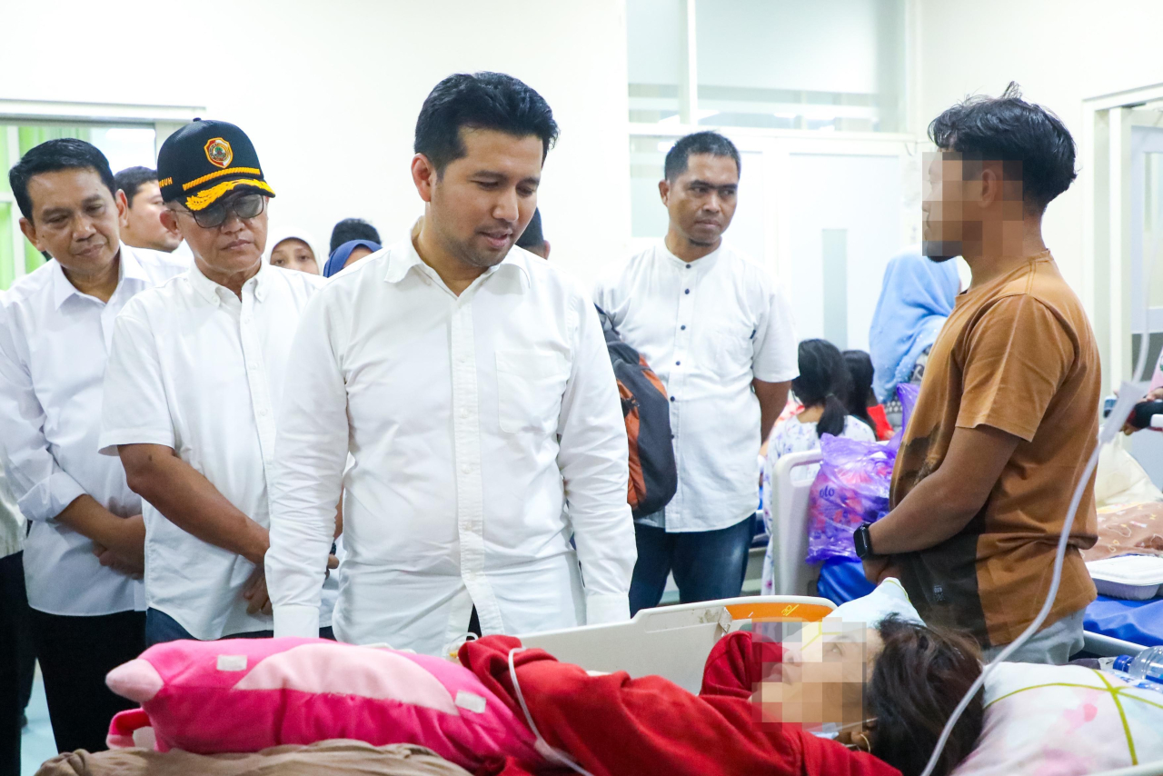 Jenguk Pelajar Keracunan MBG, Wagub Emil Pastikan Korban Tertangani Baik