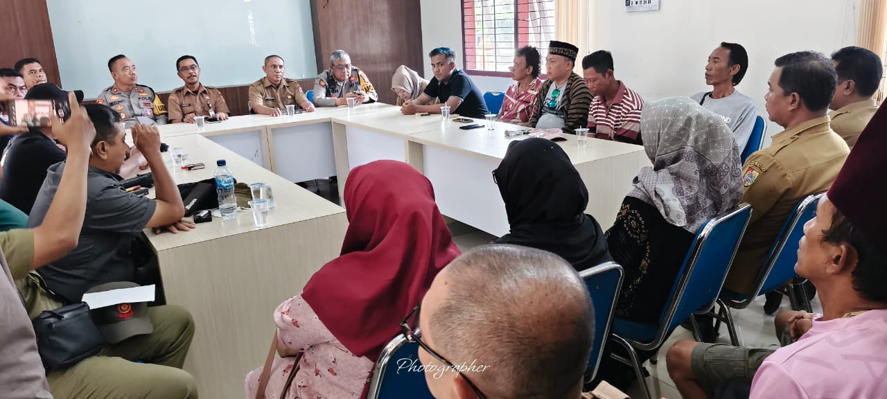 Tolak Pergantian Pj Kades, Ratusan Warga Patemon Jember Geruduk Kantor Kecamatan Pakusari