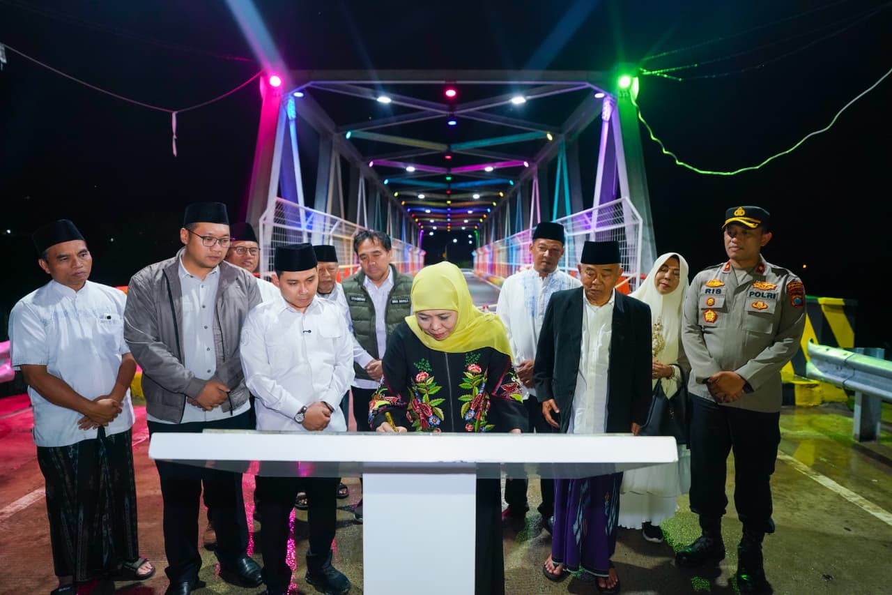 Kado Manis Awal Ramadan, Gubernur Khofifah Resmikan Jembatan Bubak Mojokerto