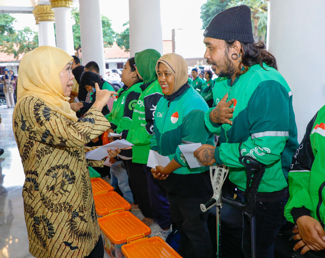Setahun Dilantik Presiden Prabowo, Khofifah-Emil Syukuri Momentum dengan Santuni Yatim dan Ojol