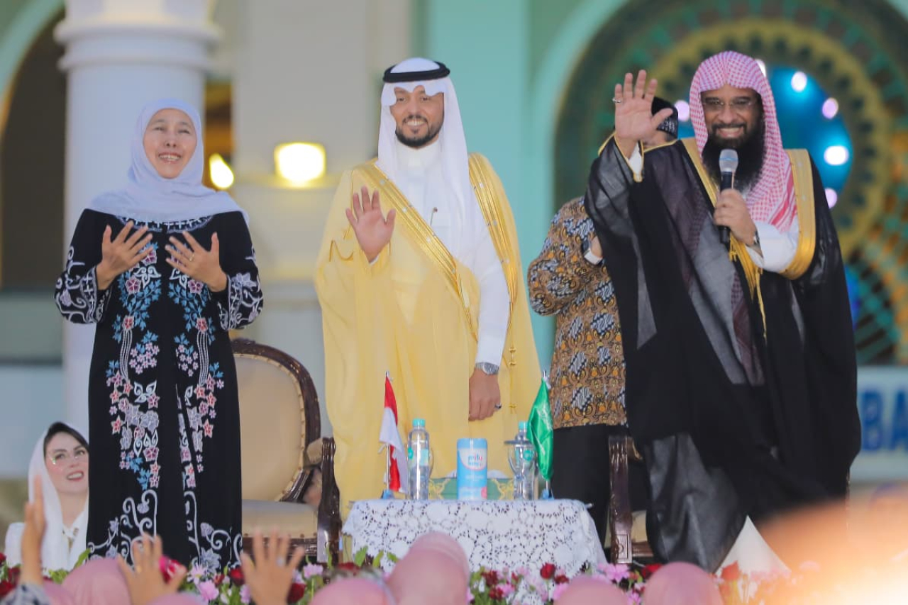 Pecahkan 3 Rekor MURI Sekaligus, Gubernur Khofifah dan Atase Agama Arab Saudi Gelar Buka Bersama Ribuan Warga