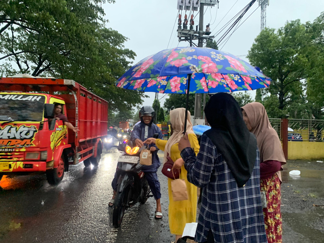 PKK Desa Domas Bagikan 550 Paket Eco Takjil : Sajikan Pangan Lokal, Perangi Sampah Plastik