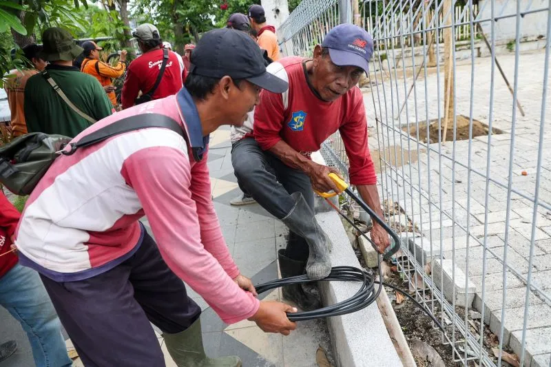 Pemkot Surabaya Tertibkan Kabel Fiber Optik Ilegal