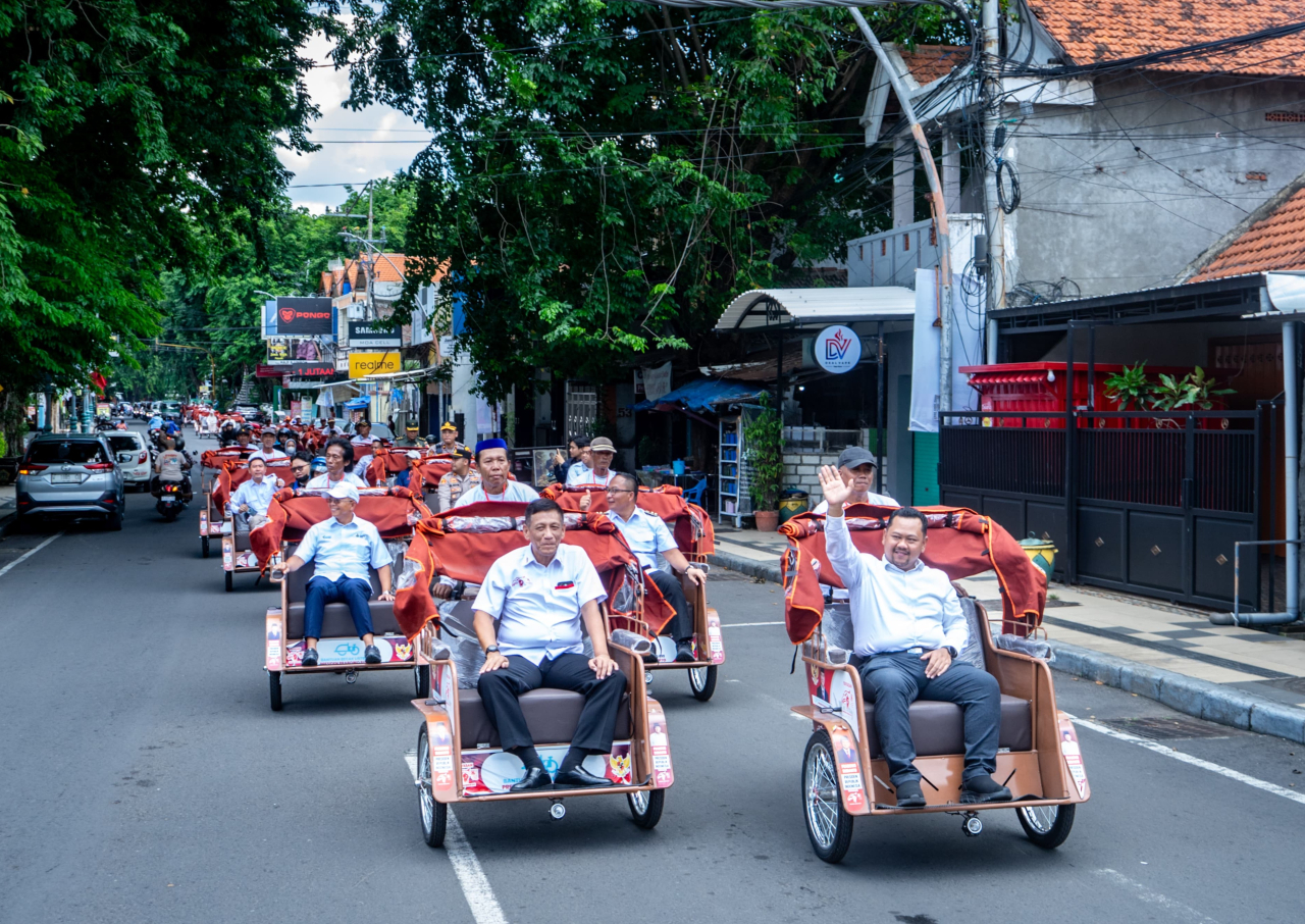 Bupati Gresik Serahkan 200 Becak Listrik Bantuan Presiden untuk Pembecak Lansia