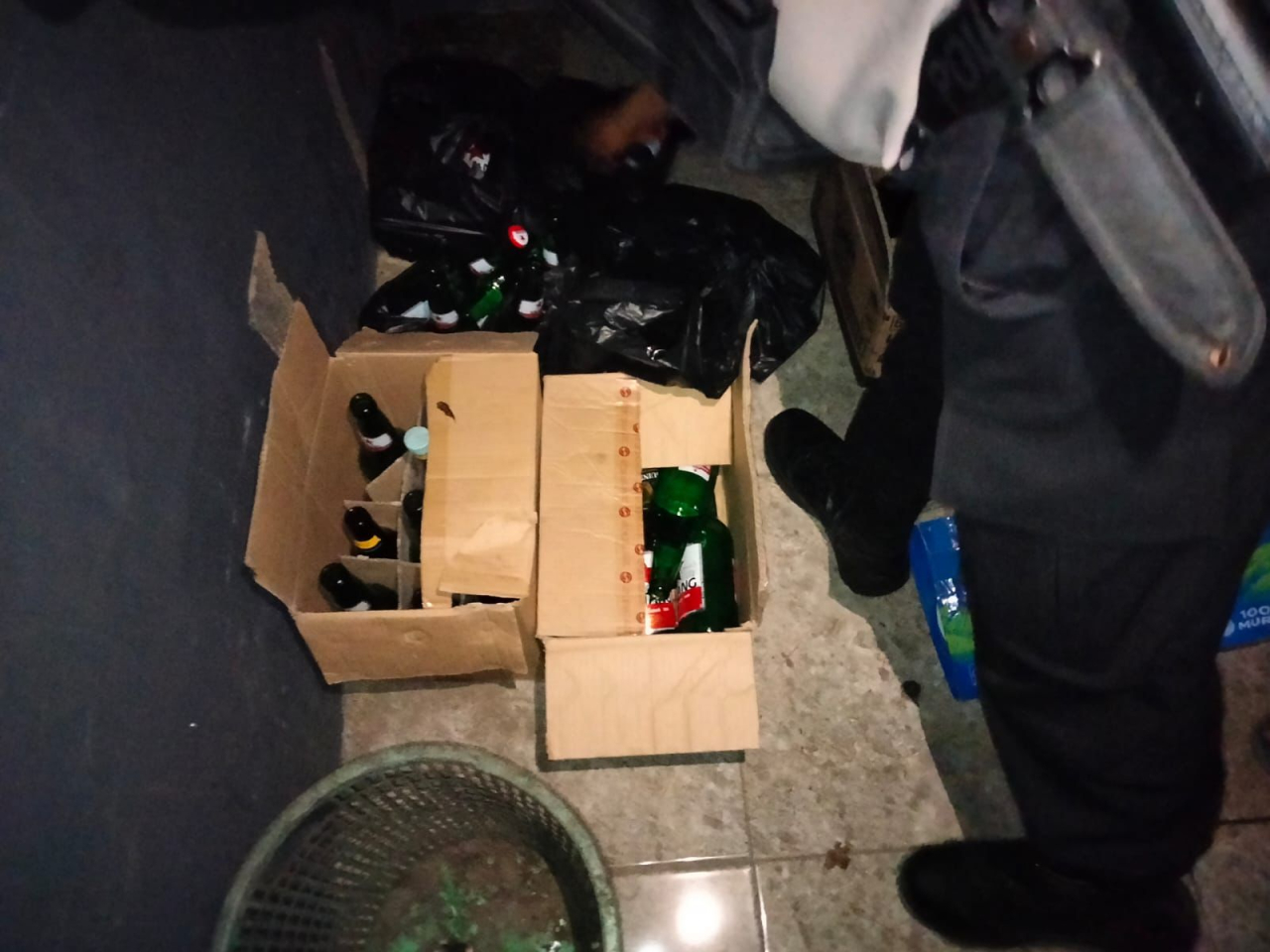 Polres Gresik Gelar Operasi Tipiring di Menganti, Puluhan Botol Miras dari Warung Karaoke Disita
