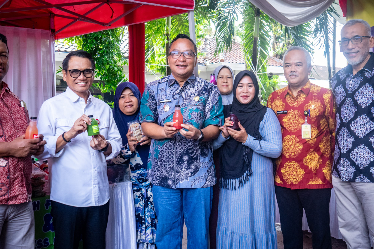 Wakil Bupati Gresik, Asluchul Alif, bersama Kepala Dinas Pertanian Pemprov Jatim, Heru Suseno, bersama warga yang ikut tebus murah di GPM (Dok)