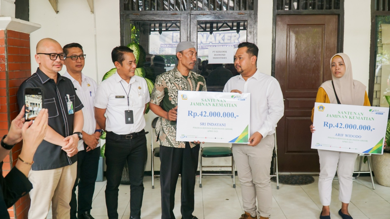 Bukti Jaminan Sosial, Ahli Waris Pekerja Rentan di Gresik Terima Santunan JKM dari BPJS Ketenagakerjaan
