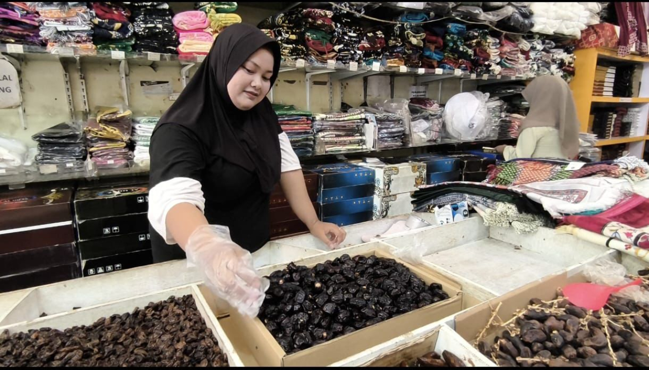 Jelang Ramadan, Penjualan Kurma di Pasar Tanjung Jember Melonjak hingga 70 Persen