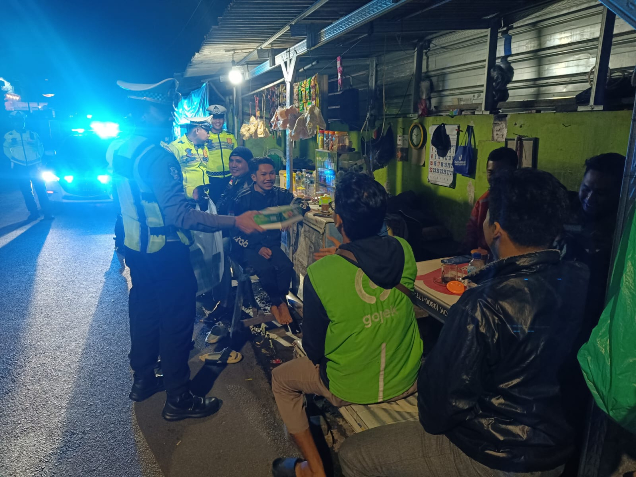 Sahur On The Road, Satlantas Polres Jember Edukasi Ojol Soal Bahaya Main HP dan Microsleep