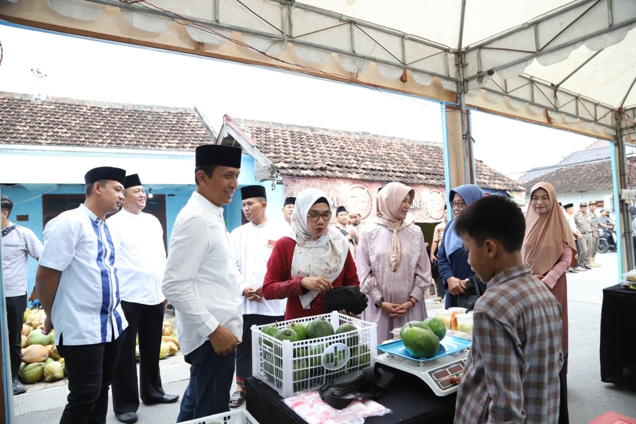 Safari Ramadan di Sumberrejo, Setyo Wahono Pantau Gerakan Pangan Murah dan Serahkan Santunan