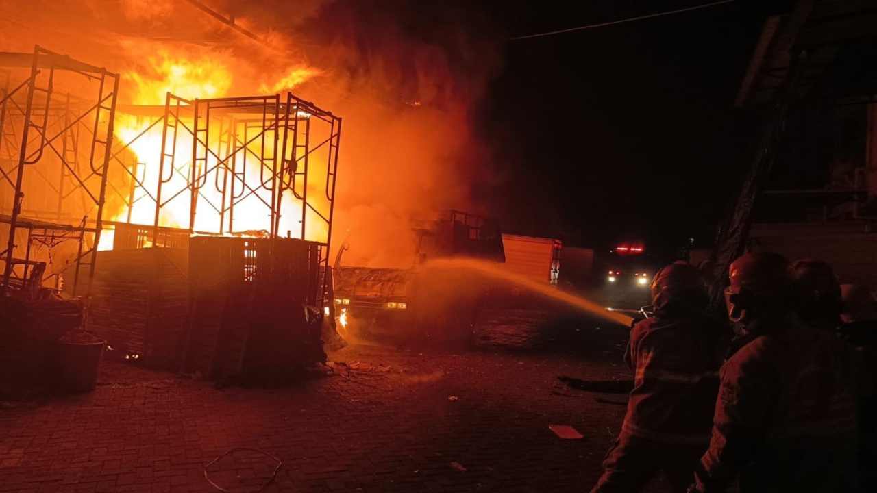 Gudang Barang Pecah Belah di Pertokoan Dupak Surabaya Ludes Dilalap Api