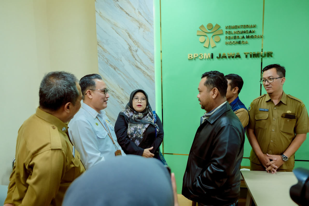 Bupati Yani Dampingi Kepulangan Tiga Anak PMI Asal Kabupaten Gresik