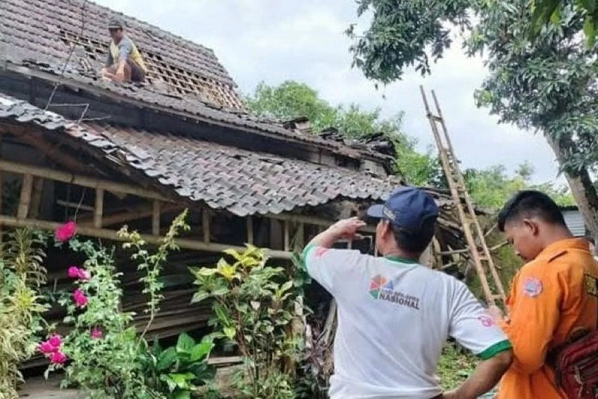 Puting Beliung  Rusak 15 Rumah di Tambakrejo Magetan