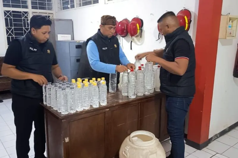 Satpol PP Probolinggo Sita Miras Yang Dijual Dekat Ponpes