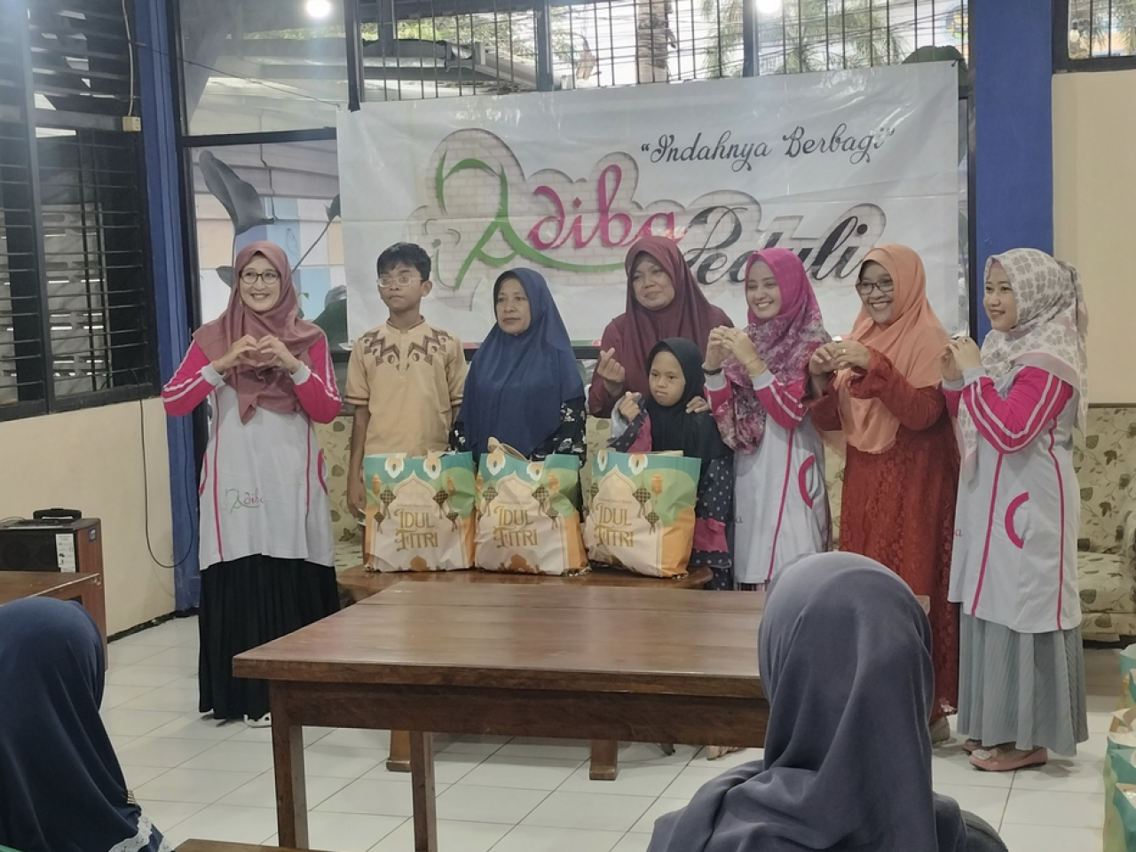 Sinergi Emak-Emak Lintas Profesi di Jember: Bagikan 50 Paket Sembako dan Takjil untuk Yatim Piatu