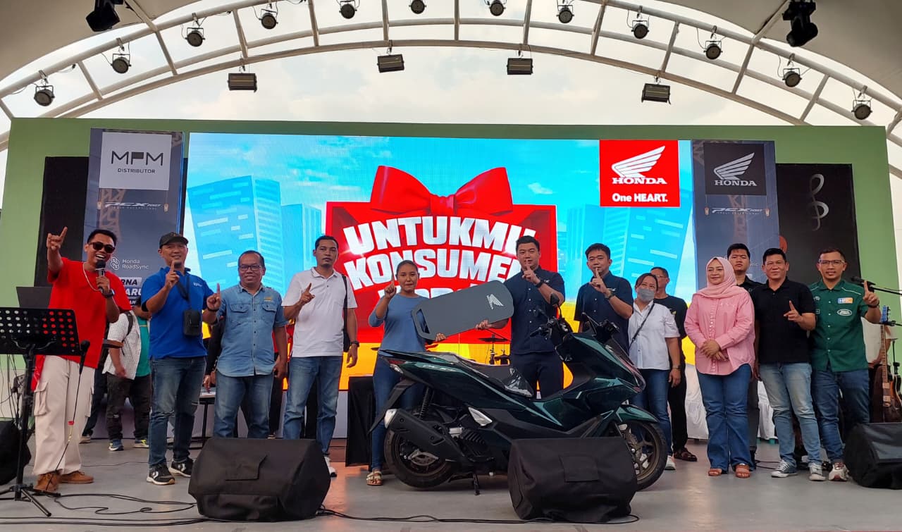 Semarak Pengundian Untukmu Konsumen Honda di Roxy Square Jember: Resa Meliani Boyong Hadiah Utama Honda PCX160