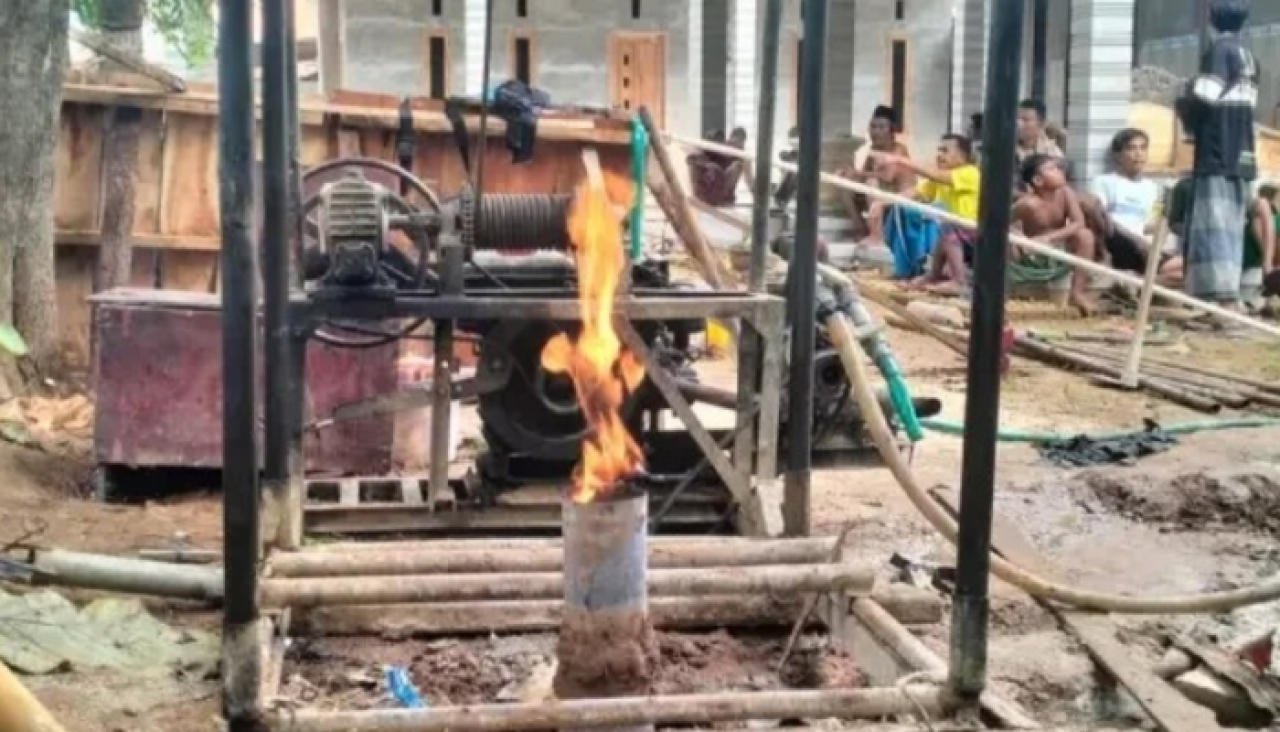 Fenomena Semburan Gas Beraroma Tajam Hebohkan Warga Somangkaan Sumenep