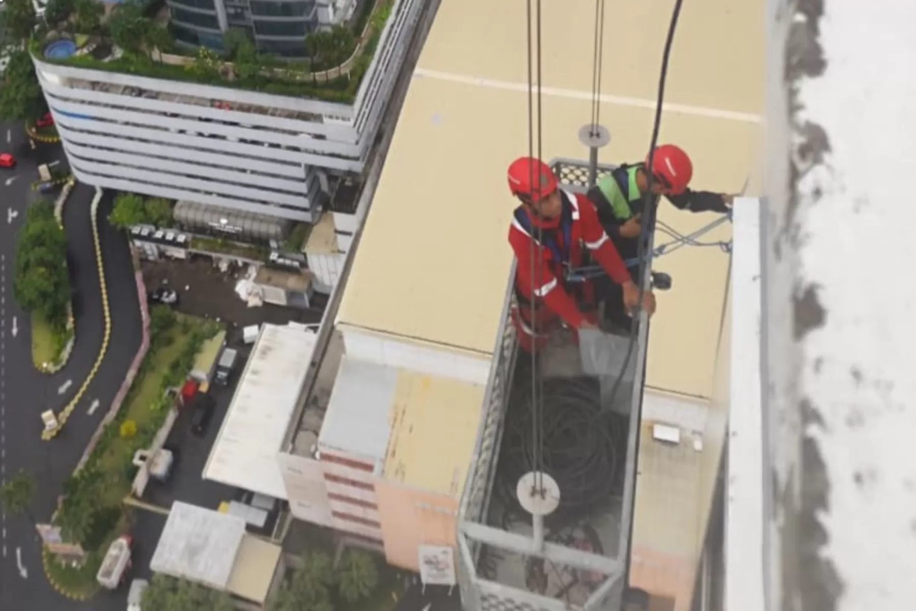 Gondola Pekerja Pembersih Kaca Apartemen Dihempas Angin, Satu Tewas