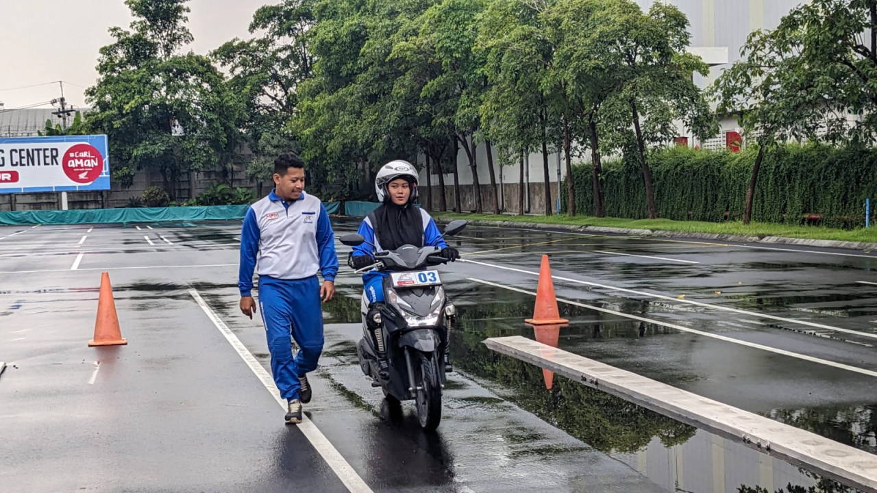 Edukasi #Cari_Aman, MPM Honda Jatim Bekali Konsumen Surabaya Teknik Dasar Safety Riding