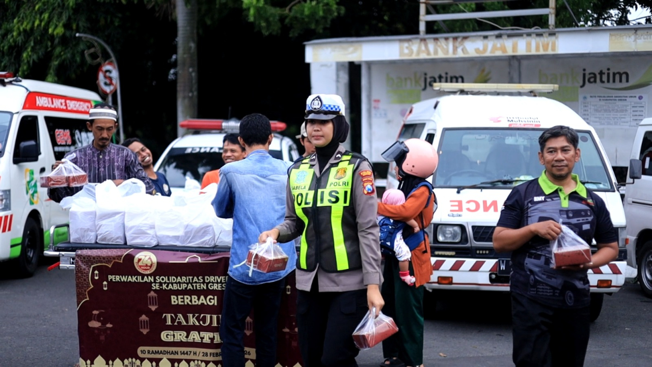 Polantas Gresik dan Relawan Ambulans Berbagi Takjil Sambil Edukasi Safety Riding