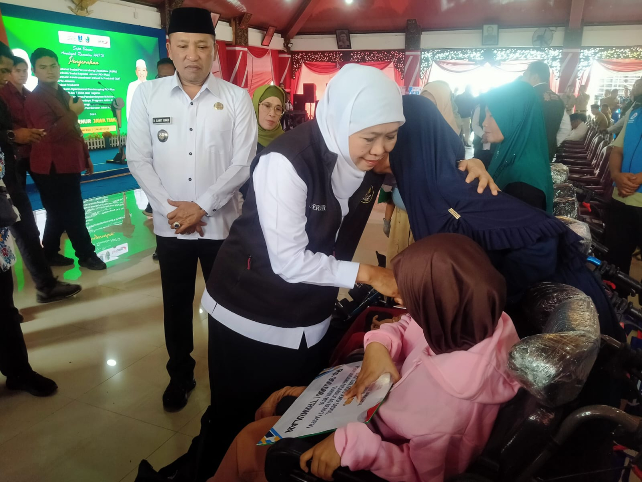 Ramadan Berkah di Sampang, Gubernur Khofifah Salurkan Ribuan Bantuan Sosial