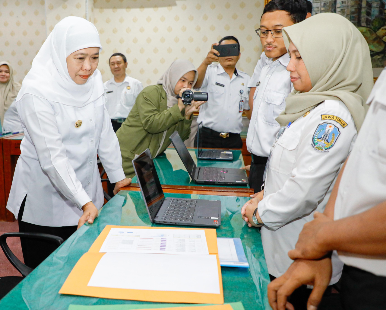 Gubernur Khofifah Tinjau Posko THR Jatim, 20 Pengaduan Masuk dan Perusahaan Diingatkan Bayar H-7 Lebaran