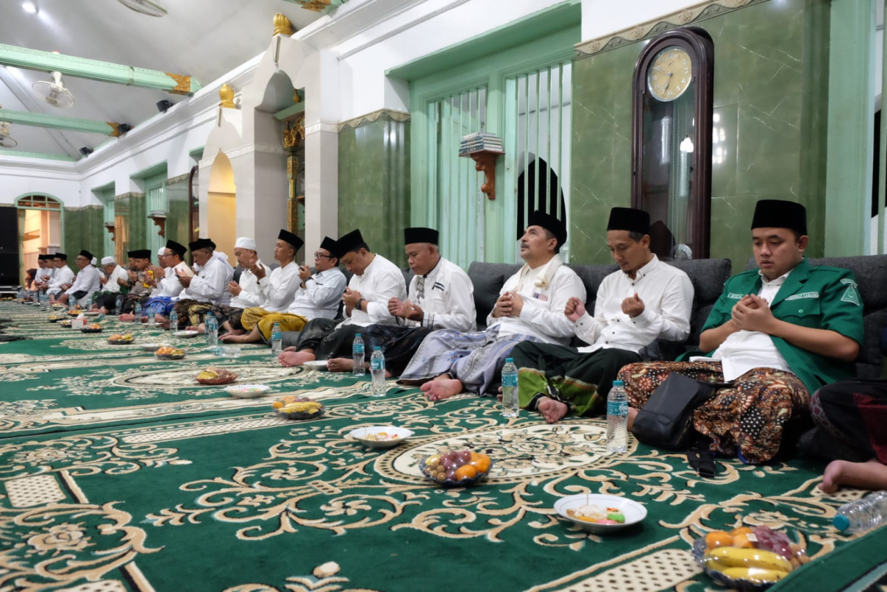Ribuan Warga Padati Tradisi Malam Selawe Sunan Giri, Bupati Yani Ajak Perbanyak Doa di Penghujung Ramadan