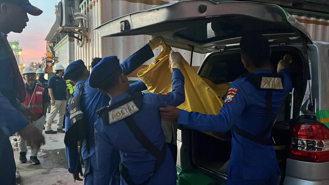 Proses evakuasi korban (Dok/Satpolairud Polres Gresik)