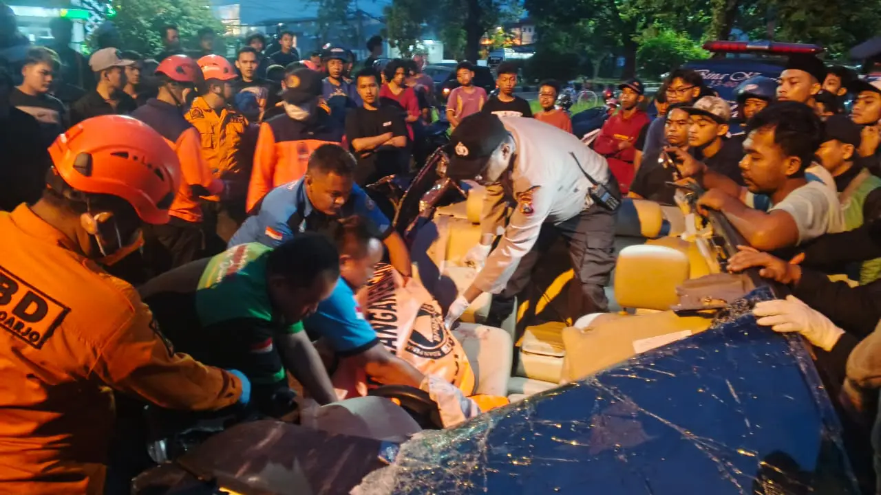 Seruduk Truk Depan BPJS Juanda Sidoarjo, Pengendara Mobil Tewas Terjepit Bodi