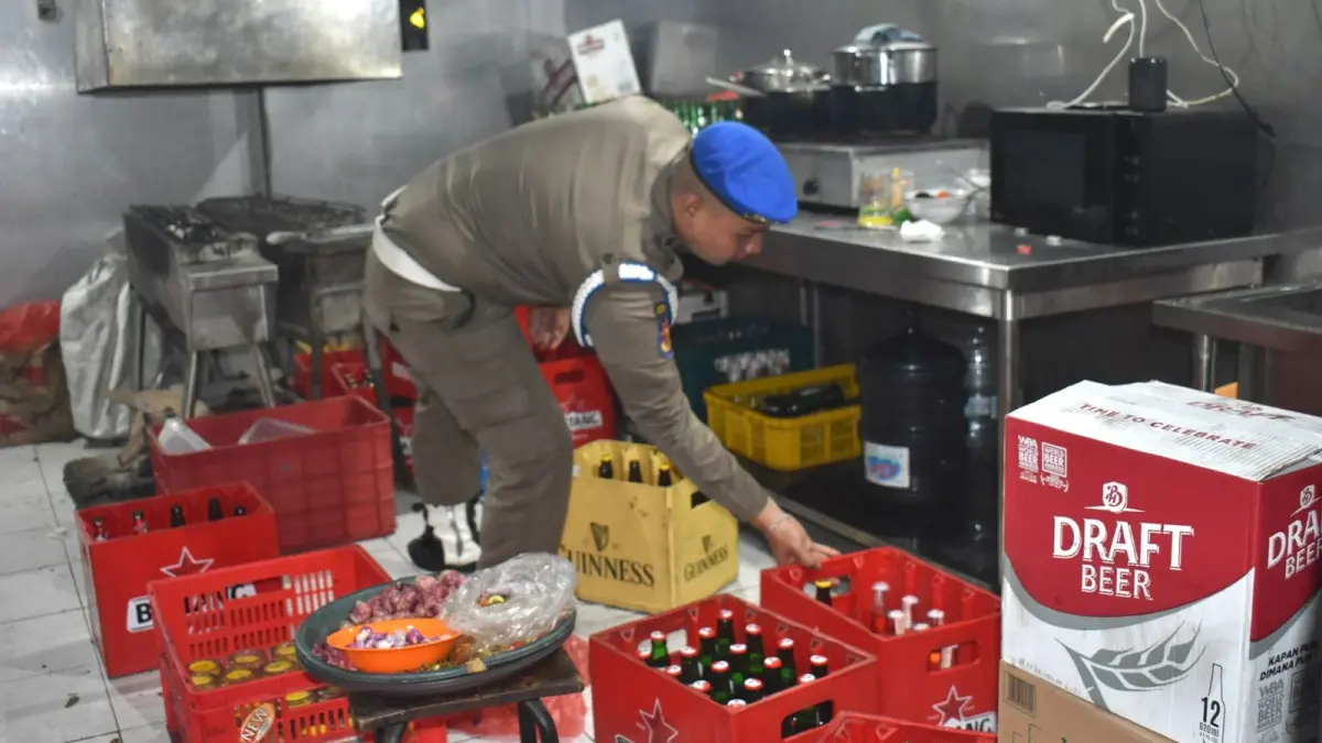 Satpol PP Grebek Restoran di Surabaya, Mihol Disamarkan dalam Teko Plastik